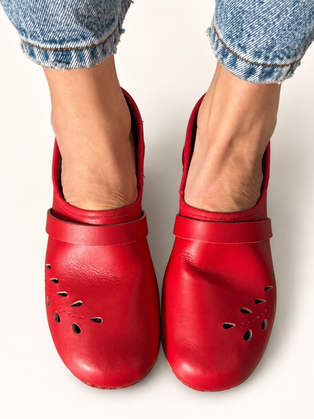 Sven Swedish Clogs Red Leather Leaf Punch Closed Back Low Heel EU 40 US 8.5/9